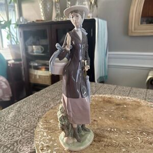 Lladro Elegant Ladies A New Hat Porcelain Figurine‎ Glossy Finish Vintage
